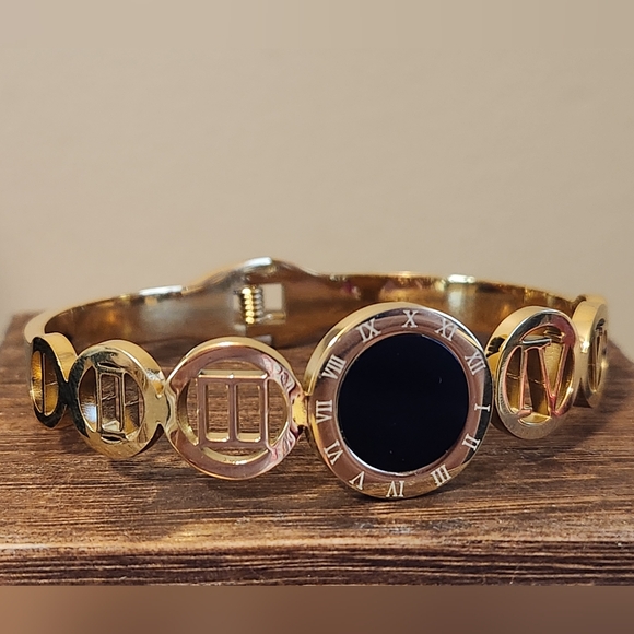 Elegant 18K Gold Plated Bangle Bracelet NWOT - Picture 1 of 5